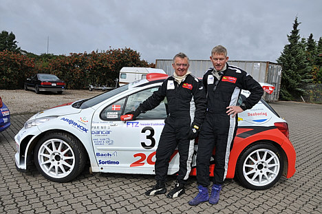 Efter at være skiftet fra Subaru til Peugeot har den syvdobbelte danmarksmester Karl-Åge Jensen endnu ikke vundet et rally i sin nye superbil, men med topnavigatøren Freddy Pedersen i codriversædet i sin Peugeot 207 Super 2000 har han alle muligheder for at tage sejren hjem.